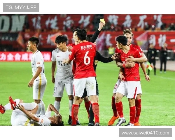 杨明洋开场六分钟飞铲致陈柏良受伤 主裁判果断出示黄牌警告